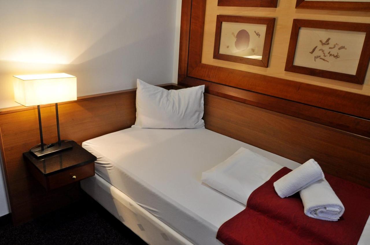 Hotel U Bileho Kone Loket Exterior foto